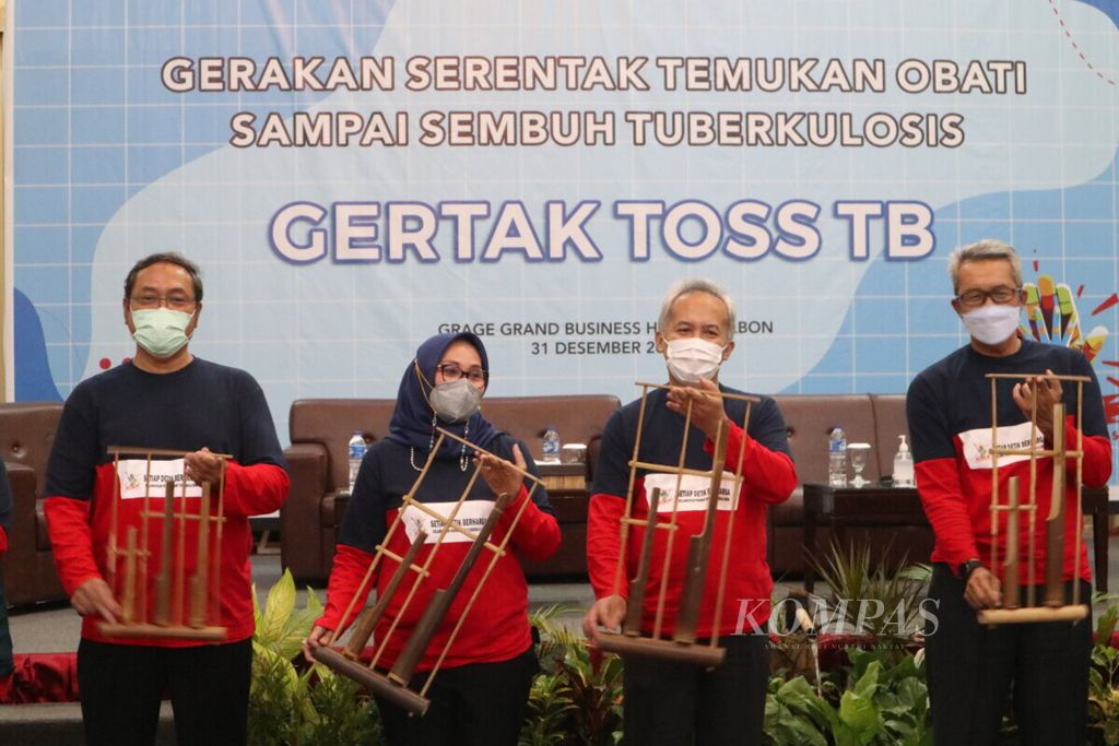 Wakil Wali Kota Cirebon Eti Herawati (tengah) menghadiri acara acara Gerakan Serentak Temukan Obati Sampai Sembuh Tuberkulosis atau Gertak Toss TB, Jumat (31/12/2021), di Cirebon. Penemuan kasus baru tuberkulosis di Kota Cirebon, Jawa Barat, sepanjang 2021 mencapai 1.131 orang.