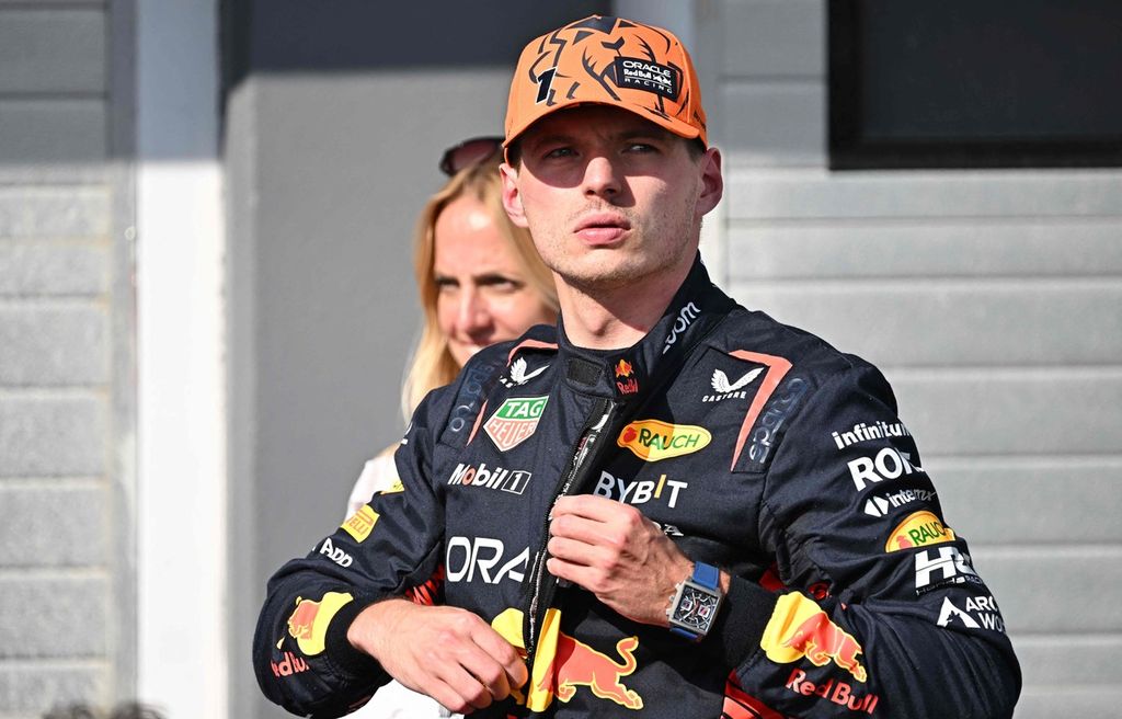 Pebalap tim Red Bull Racing Max Verstappen membuka baju balapnya usai menyelesaikan sesi kualifikasi F1 seri Hongaria di Sirkuit Hungaroring, di Mogyorod, dekat Budapest, Hongaria, Sabtu (22/7/2023). Verstappen menempati posisi start kedua.