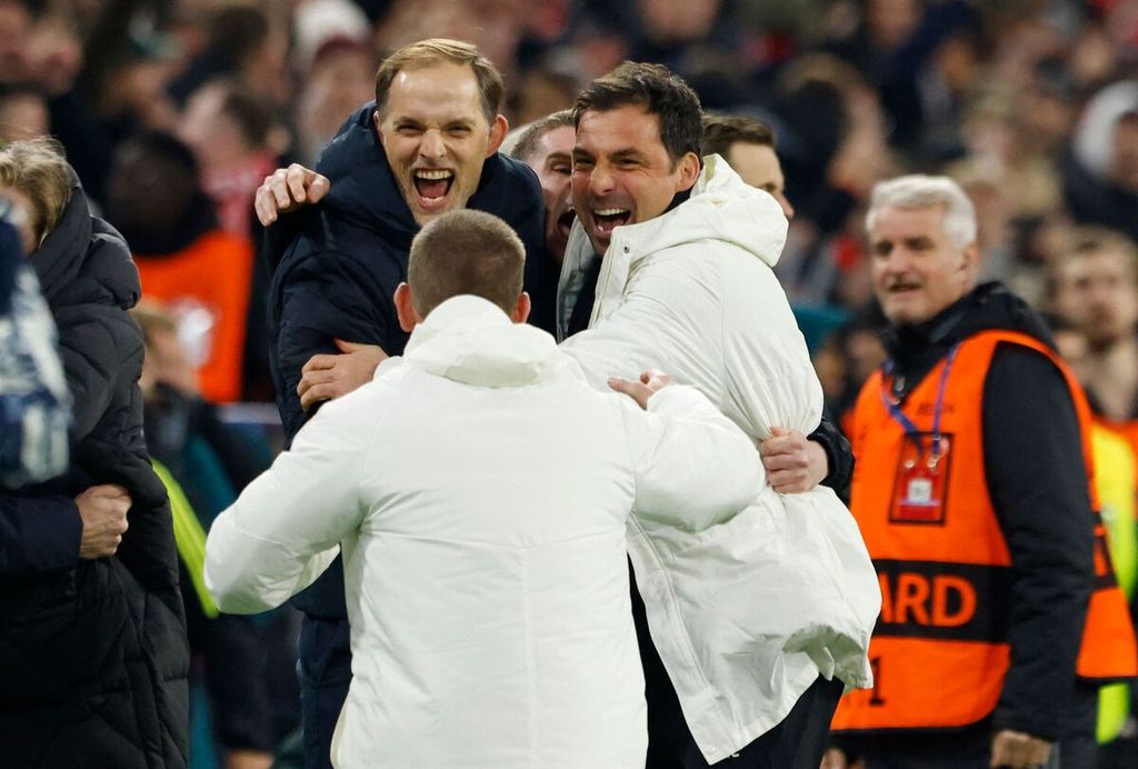 Pelatih Bayern Muenchen Thomas Tuchel (kiri) merayakan keberhasilan lolos ke semifinal Liga Champions setelah mengalahkan Arsenal, 1-0, Kamis (18/4/2024) dini hari WIB. 