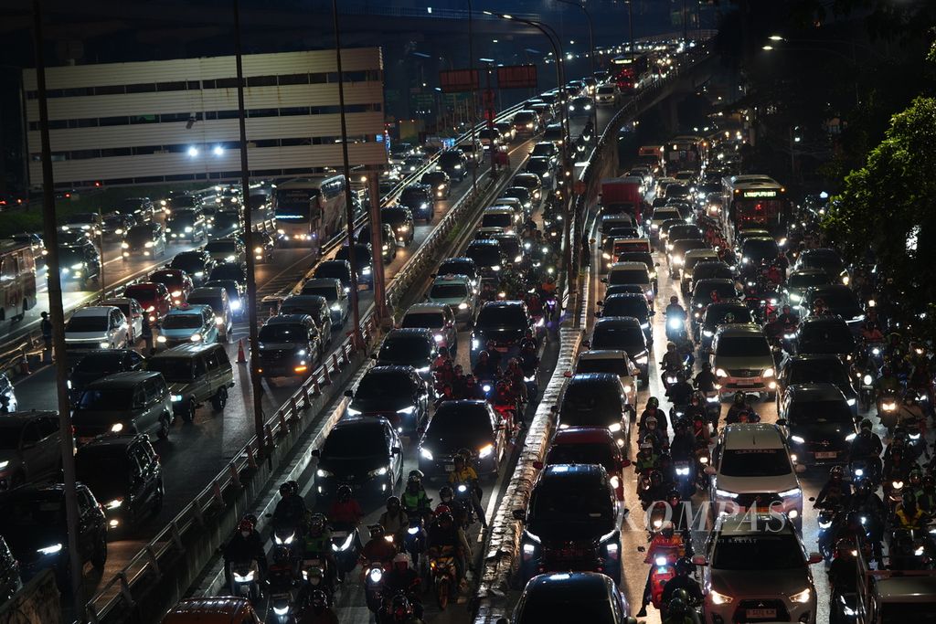 Kemacetan lalu lintas selepas jam pulang perkantoran di Jalan Gatot Subroto, Jakarta Selatan, Selasa (28/11/2023). 
