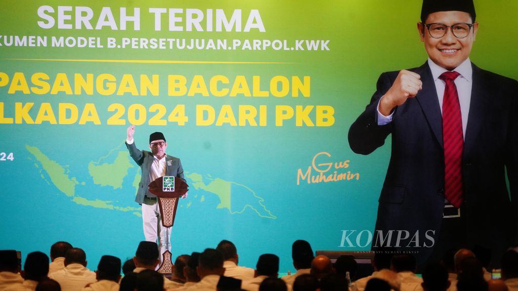 Ketua Umum Partai Kebangkitan Bangsa (PKB) Muhaimin Iskandar berpidato dalam acara Penyerahan Dokumen Model B Persetujuan Parpol KWK dari PKB kepada Bakal Calon Kepala Daerah untuk Pilkada 2024 di Hotel Fairmont, Jakarta, Minggu (18/8/2024). 