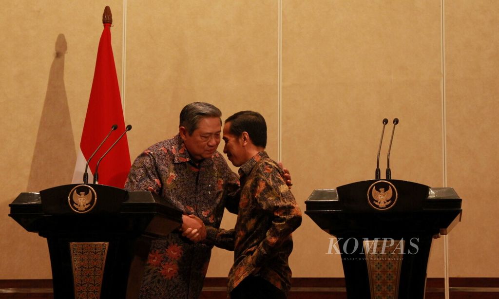 Pertemuan Empat Mata SBY-Jokowi Presiden Susilo Bambang Yudhoyono dan Presiden terpilih Joko Widodo (kanan) bersalaman setelah jumpa pers pascapertemuan empat mata di The Laguna Resort and Spa, Nusa Dua, Bali, Rabu (27/8/2014).