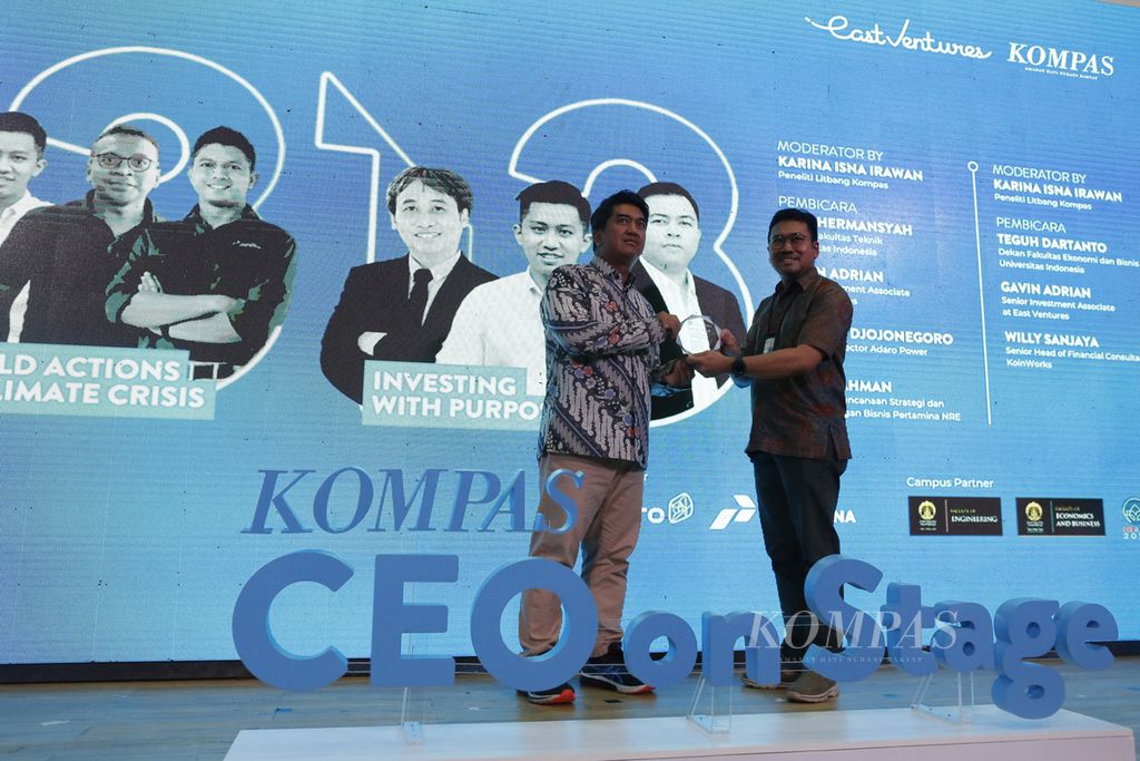 Deputy General Manager of Research and Development of Kompas BE Satrio (right) handed over a souvenir to the Dean of the Faculty of Engineering Heri Hermansyah at the Kompas100 Forum: CEO on Stage at the Faculty of Engineering UI Building, Depok, Jakarta, Monday (21/11/2022).