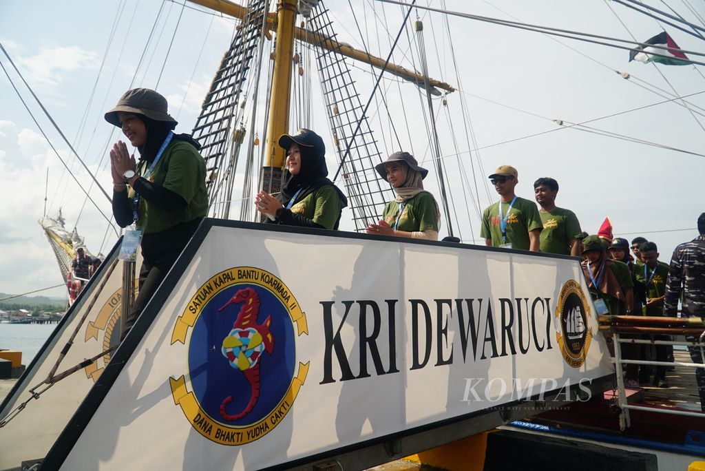 Rombongan Muhibah Budaya Jalur Rempah 2023 turun dari KRI Dewaruci yang merapat di dermaga Pelabuhan Rauf Rahman Benteng, Kepulauan Selayar, Sulawesi Selatan, Selasa (28/11/2023). 