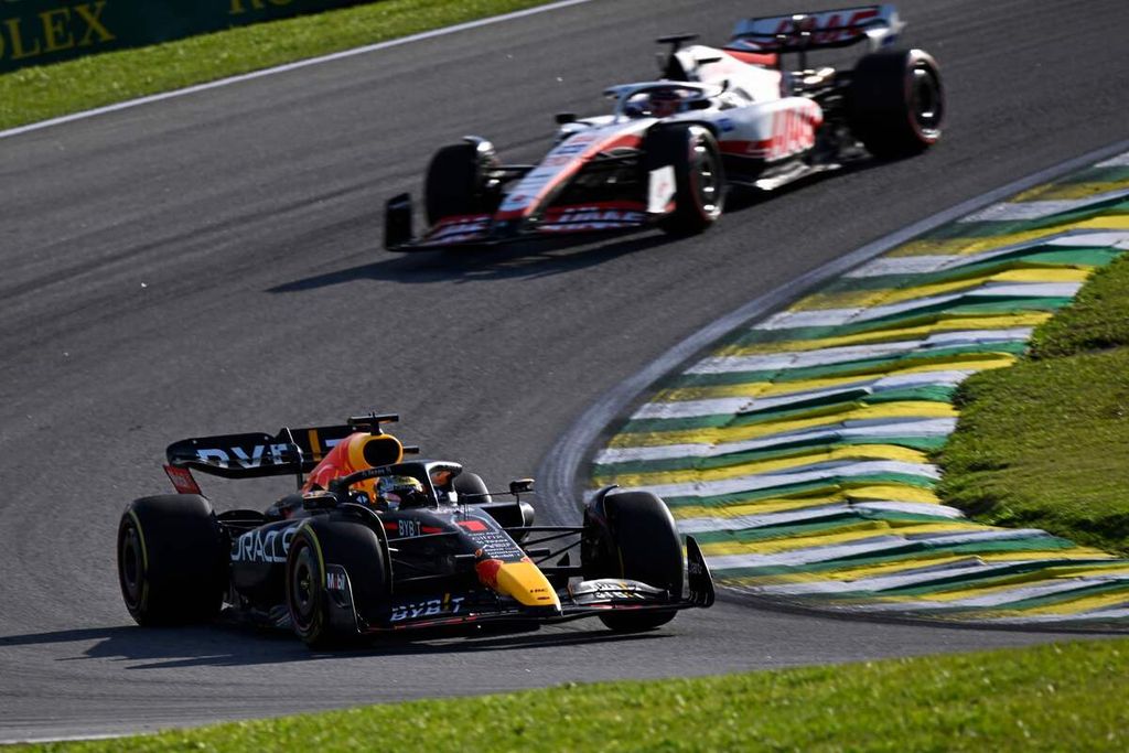 Pebalap Red Bull Racing, Max Verstappen (depan), diikuti oleh pebalap Haas F1,  Kevin Magnussen, pada balapan sprint Grand Prix Formula 1 Brasil di Autodromo Jose Carlos Pace atau Interlagos, Sao Paulo, Minggu (13/11/2022) dini hari WIB.
