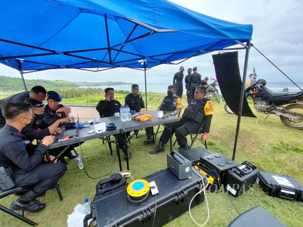 Tim kepolisian melakukan pengawasan terhadap <i>drone </i>liar yang terbang pada rangkaian tes pramusim MotoGP 2022 di Sirkuit Internasional Jalan Raya Pertamina Mandalika.