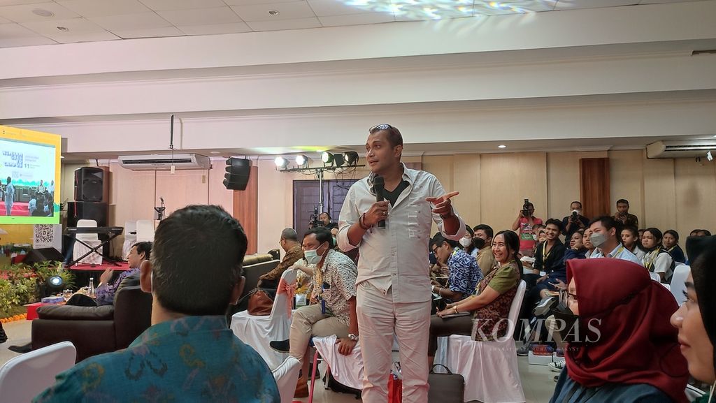 Wakil Menteri Hukum dan Hak Asasi Manusia Eddy OS Hiariej memberikan penjelasan mengenai Rancangan Kitab Undang-undang Hukum Pidana dalam acara sosialisasi kepada mahasiswa bertajuk ”Kumham Goes to Campus”, Jumat (11/11/2022), di Universitas Udayana, Bali. 