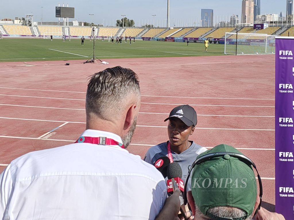 Wasit putri asal Rwanda, Salima Mukansanga, tengah menjawab pertanyaan media di area "mixed zone" Stadion Qatar Sports Club, Jumat (18/11/2022). Mukansanga adalah salah satu dari enam ofisial pertandingan putri yang akan mencetak sejarah di Piala Dunia 2022.