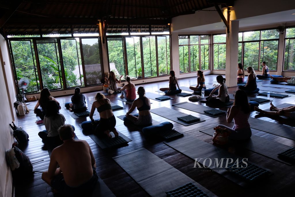 Sejumlah orang melakukan yoga nidra yang digelar pada salah satu sesi festival yoga internasional, BaliSpirit Festival, Jumat (3/5/2024), di Ubud, Bali. 