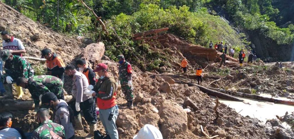 Tim SAR gabungan mencari korban longsor di lokasi PLTA Batang Toru di Kabupaten Tapanuli Selatan, Sumatera Utara, Jumat (30/4/2021). Tiga ditemukan meninggal dan sembilan lainnya masih hilang diduga tertimbun longsor.