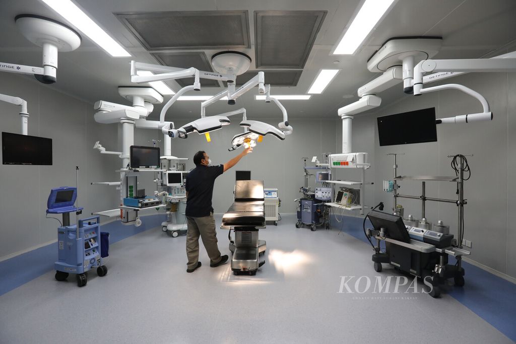Anggota staf rumah sakit menunjukkan ruang operasi di Gedung Baru Ventricle Building RS Jantung dan Pembuluh Darah Harapan Kita (RSJPDHK), Jakarta, Selasa (8/11/2022).