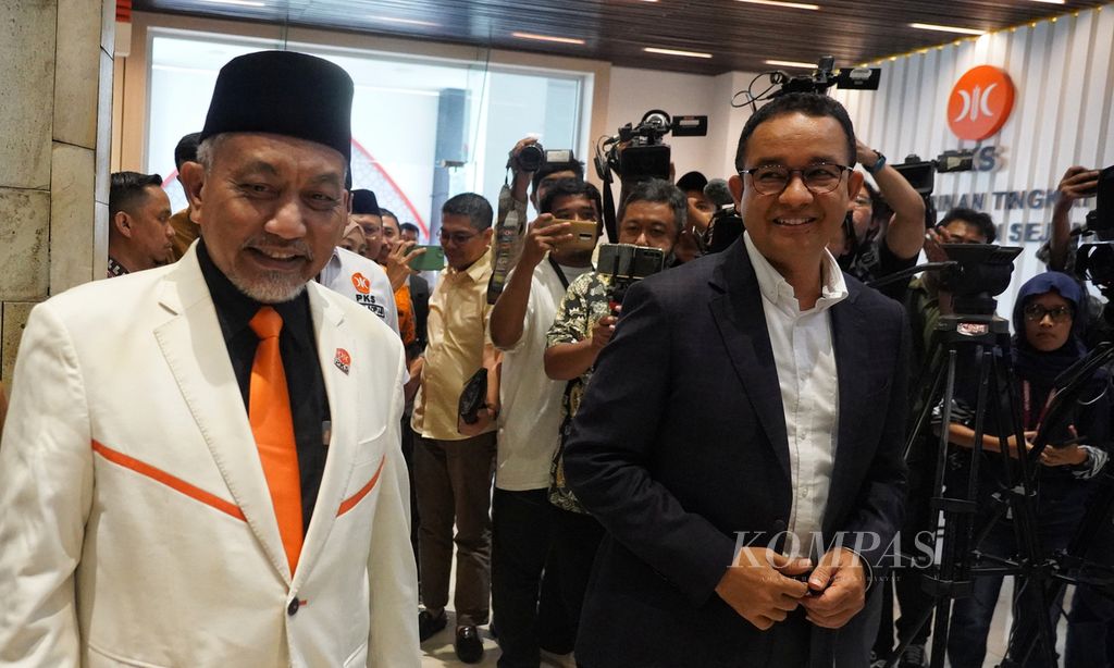 Presiden PKS Ahmad Syaikhu (kiri) berjalan bersama Anies Baswedan yang tiba di Kantor DPP PKS, Jakarta Selatan, Selasa (23/4/2024). 