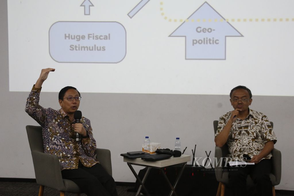 Atma Jaya Catholic University Chancellor A. Prasetyantoko (left), Governor of Lemhanas Andi Widjajanto, and Head of the Ministry of Finance's Fiscal Policy Agency who attended online, Fabrio Kacaribu, became speakers in a webinar held by Kompas.id at Media Nusantara University, Tangerang, Monday (6 /372023).