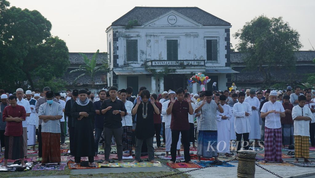 Umat Islam melaksanakan shalat Idul Fitri di Pamedan Pura Mangkunegaran, Kota Surakarta, Jawa Tengah, Jumat (21/4/2023). Pelaksanaan ibadah itu sehari lebih cepat dari penetapan pemerintah yang baru akan menggelar shalat Idul Fitri pada Sabtu, 22 April. Meski demikian, perbedaan hari tidak dijadikan masalah.