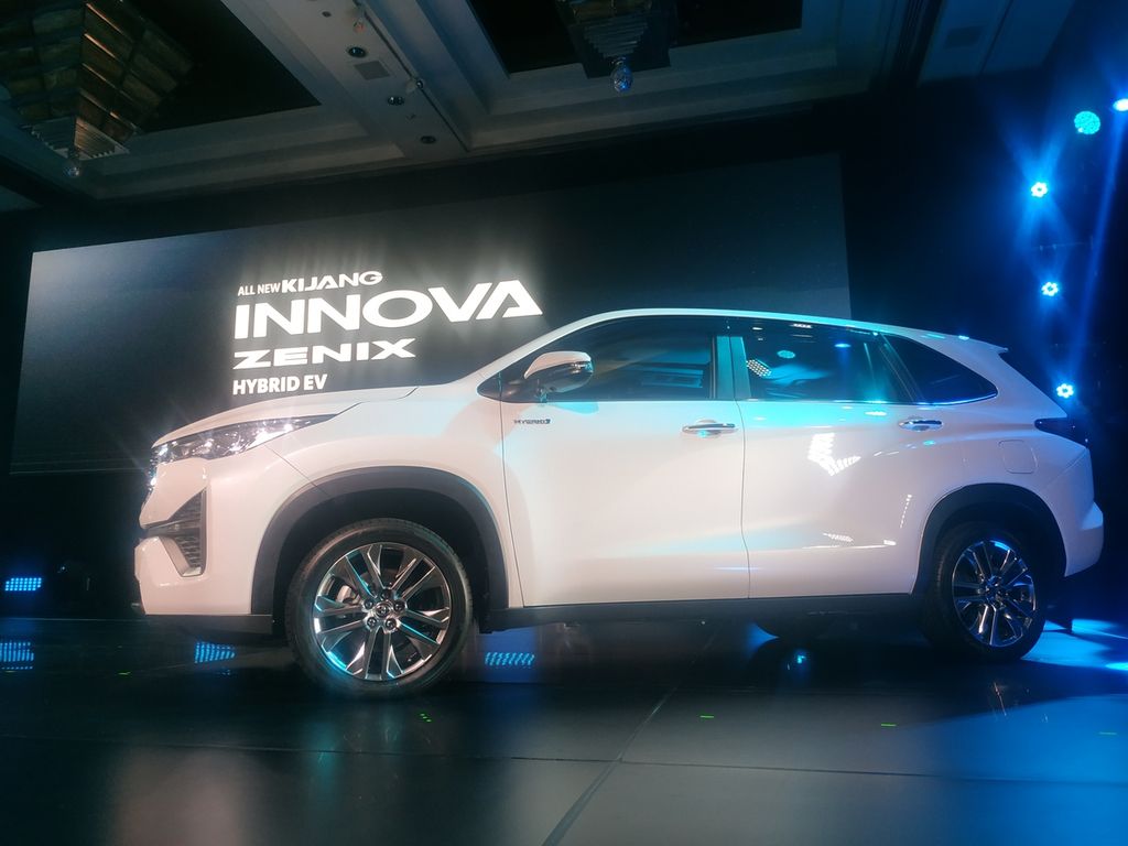 Mobil All New Toyota Kijang Innova Zenix Hybrid dipamerkan dalam acara peluncuran di Hotel Grand Hyatt, Jakarta, Senin (21/11/2022).