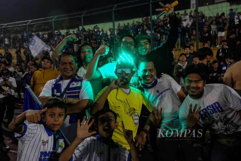 A number of <i>bobotoh</i> pose while celebrating Persib Bandung's title in the BRI Liga 1 event at the Siliwangi Stadium, Bandung, after beating Madura United in the second match of the <i>championship series</i> at the Gelora Bangkalan Stadium, Madura, Friday (31/5/2024). 