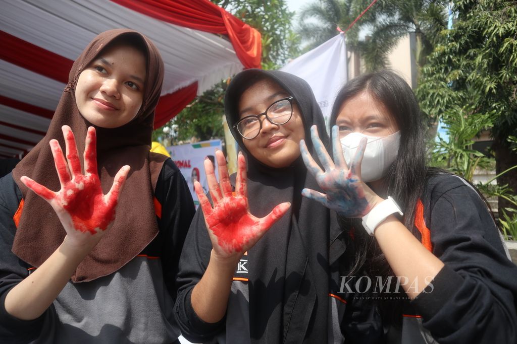 A number of students displayed their palms as a form of campaign to stop violence against children during the commemoration of National Children's Day in West Java Regency of Kuningan on Thursday (July 28, 2022). The West Java Provincial Government launched the Brave Prevention of Violence or Jabar Cekas movement to anticipate cases of violence against children.