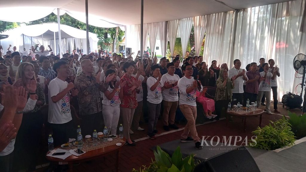 Ratusan anggota Jaringan Gusdurian bersama-sama menyerukan pemilu yang damai, jujur, adil, dan bermartabat dalam Festival 4 Peace yang diselenggarakan oleh Jaringan Gusdurian di Depok, Jawa Barat, Minggu (26/11/2023). 