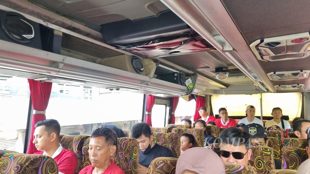 Suasana di dalam <i>shuttle bus</i> dari Balai Kota Surabaya menuju Stadion Gelora Bung Tomo, Surabaya, Jumat (10/11/2023). Penonton Piala Dunia U-17 2023 memanfaatkan bus yang gratis.