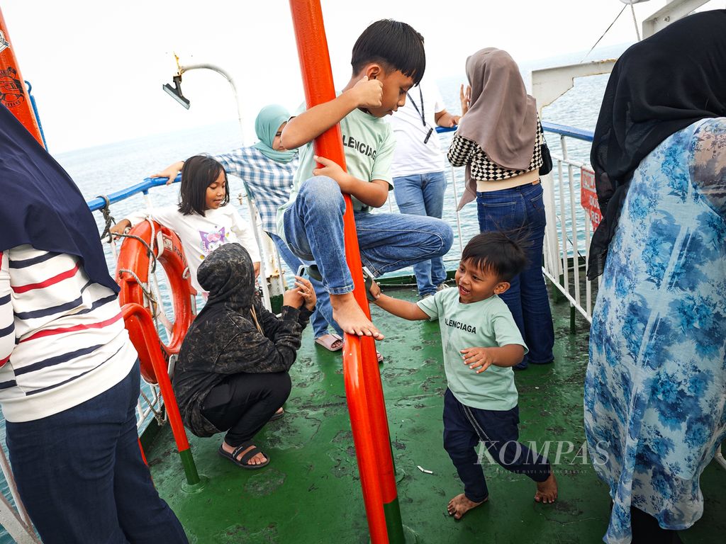 Anak-anak bermain di atas feri tujuan Pelabuhan Bakauheni, Lampung, Sabtu (13/4/2024).