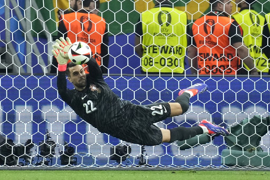 Salah satu aksi penyelamatan yang dilakukan Diogo Costa saat adu penalti babak 16 besar Piala Eropa antara Portugal dan Slovenia, Selasa (2/7/2024) dini hari WIB. 