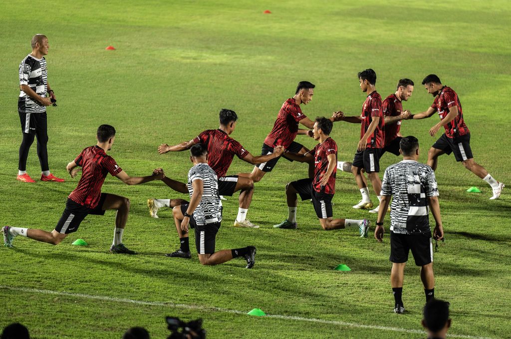 Sejumlah pesepak bola Timnas Indonesia melakukan latihan di Stadion Madya, Senayan, Jakarta, Senin (18/3/2024).  