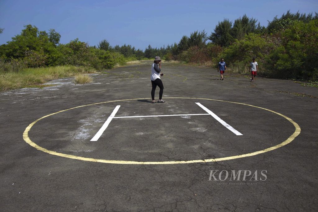 Landasan pacu sepanjang 930 meter yang terbengkalai di Pulau Panjang, Kepulauan Seribu, Jakarta, Sabtu (4/7/2015).