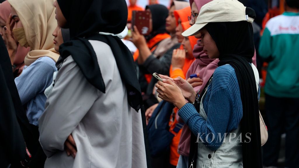 Anak muda pekerja yang turut berunjuk rasa menuntut kenaikan upah buruh di Jalan Pahlawan, Kota Semarang, Jawa Tengah, Kamis (30/11/2023). 