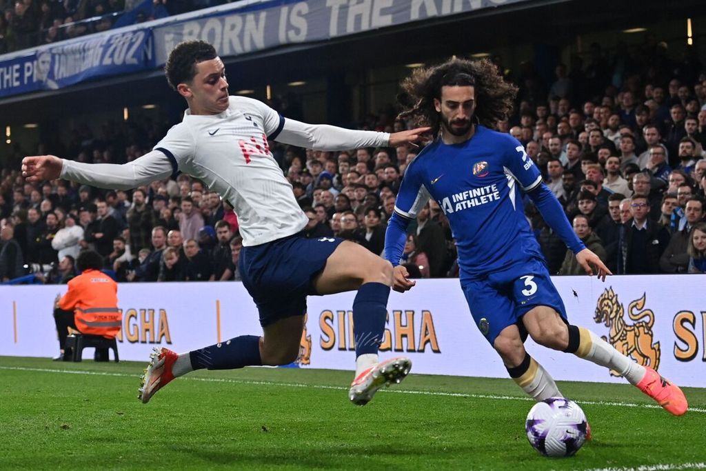 Penyerang Tottenham Hotspur, Brennan Johnson, dan bek Chelsea, Marc Cucurella, mengejar bola dalam pertandingan Liga Inggris antara Chelsea dan Tottenham Hotspur di Stadion Stamford Bridge, London, Jumat (3/5/2024) dini hari WIB. 