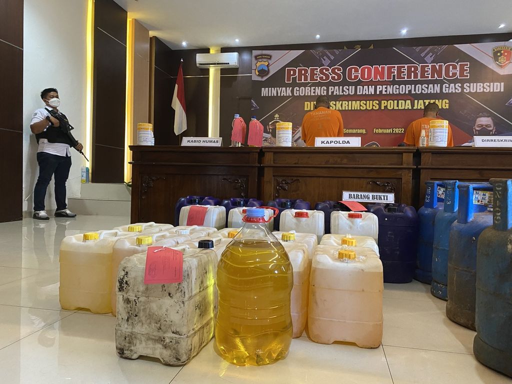 Barang bukti berupa minyak goreng abal-abal dihadirkan dalam konferensi pers di Direktorat Kriminal Khusus Kepolisian Daerah Jawa Tengah, Selasa (22/2/2022). Minyak goreng palsu itu terbuat dari campuran minyak goreng, air, dan pewarna makanan.