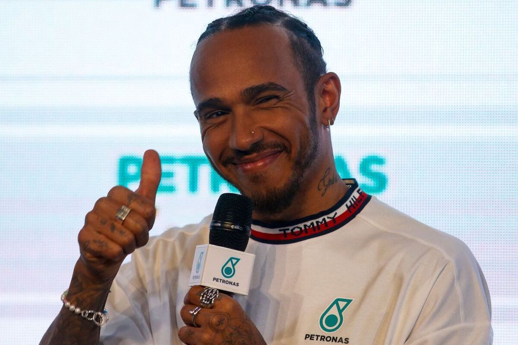 Ekspresi pebalap Mercedes Lewis Hamilton dalam konferensi pers sebelum ajang Grand Prix Formula 1 seri Brasil di Interlagos, Sao Paulo, Brasil, Rabu (9/11/2022). 