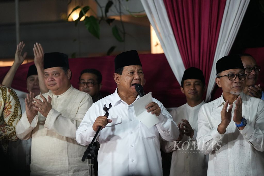 Prabowo Subianto, yang ditetapkan sebagai peraih suara terbanyak pada Pemilihan Presiden 2024, bersama pimpinan Koalisi Indonesia Maju dalam jumpa pers di kediamannya di Jalan Kertanegara, Jakarta, Rabu (20/3/2024) malam.  