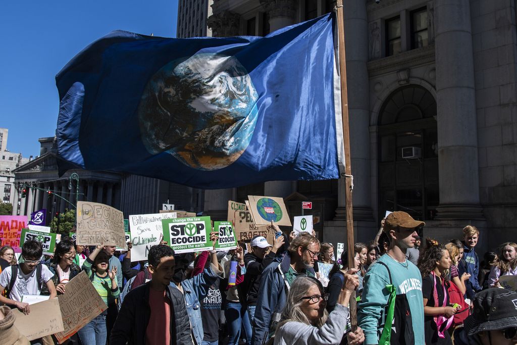 Memasuki Pekan Iklim menjelang Sidang Umum PBB, ribuan aktivis iklim memenuhi jalanan Manhattan, Minggu (17/9/2023). Mereka menyerukan penghentian penggunaan bahan bakar fosil. Aksi itu merupakan satu dari ratusan aksi serupa di seluruh dunia