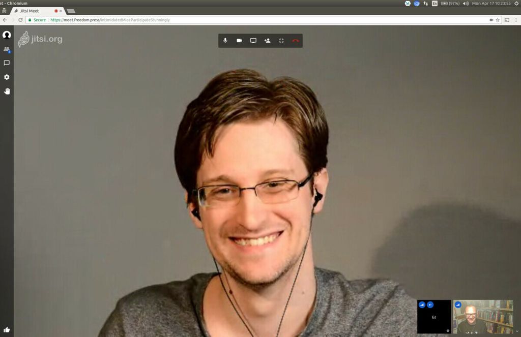 Edward Snowden berbicara dengan aktivis dan jurnalis teknologi Kanada Cory Doctorow dalam foto yang diunggah pada 17 April 2017.