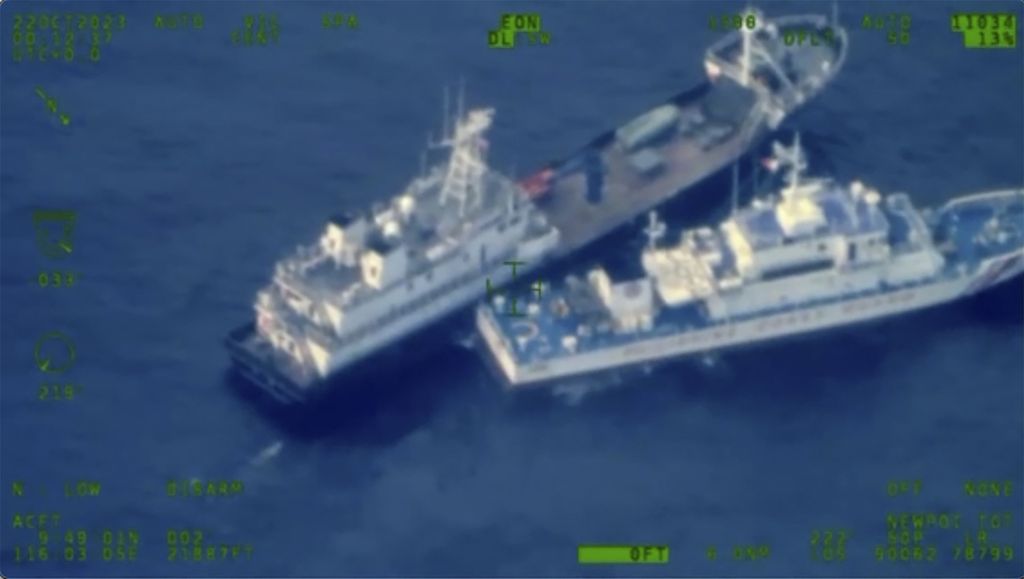 Foto yang dirilis Angkatan Bersenjata Filipina memperlihatkan kapal milisi China (atas) dan kapal Penjaga Pantai Filipina, BRP Cabra, saat mendekati Karang Second Thomas atau Ayungin di wilayah sengketa di Laut China Selatan, 22 Oktober 2023. 