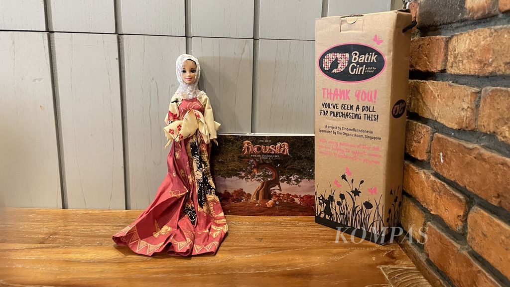Produk boneka yang disebut Batik Girl dibawa oleh CEO Cinderella from Indonesia Center Lusia Kiroyan saat ditemui di Jakarta, Rabu (14/12/2022). Boneka tersebut merupakan hasil kreasi dari narapidana perempuan di lembaga pemasyarakatan.