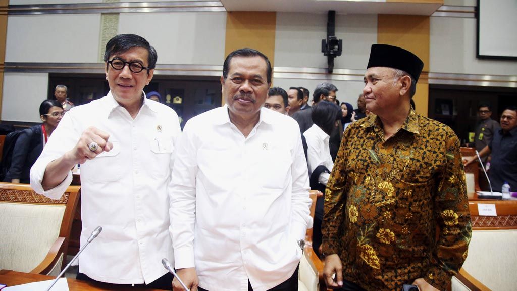 Dari kiri ke kanan:  Menkumham Yasona Laoly, Jaksa Agung HM Prasetyo, dan Ketua Komisi Pemberantasan Korupsi Agus Rahardjo saat jeda rapat dengan Komisi III DPR di Kompleks Parlemen, Jakarta, Senin (16/10). 