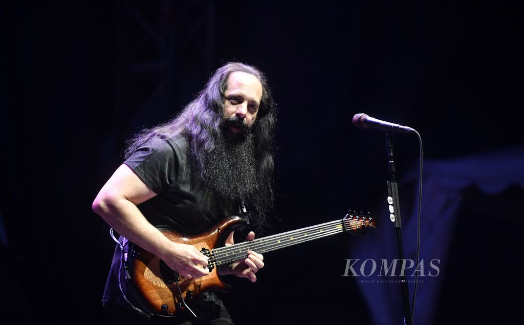 Aksi gitaris Dream Theatre, John Petrucci, dalam konser bertajuk "Top of The World Tour Stadion Manahan", Kota Surakarta, Jawa Tengah, Rabu (10/8/2022). 
