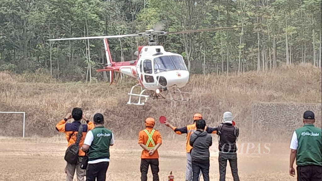 Helikopter yang dinaiki Kepala Badan Nasional Penanggulangan Bencana Letnan Jenderal Suharyanto tengah mendarat di lapangan Kaliandra, Prigen, Pasuruan, Jawa Timur, seusai memantau kebakaran lahan di Gunung Arjuno, Jumat (8/9/2023).