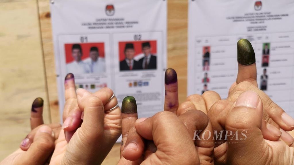 Warga menunjukkan jari yang telah dicelup tinta tanda seusai menggunakan hak pilihnya di TPS 073, Rw 04 Kelurahan Joglo, Kembangan, Jakarta, Rabu (17/4). Tua muda tak terkecuali menunjukkan antusiasme mengikuti Pemilu 2019.