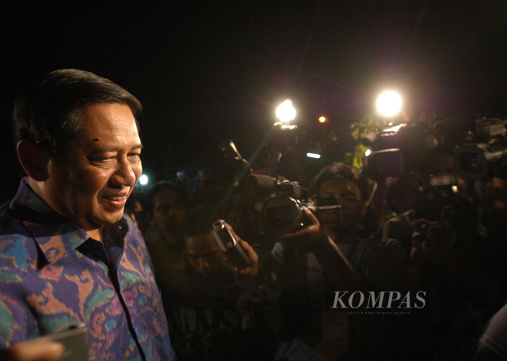 Calon presiden dari Partai Demokrat Susilo Bambang Yudhoyono tersenyum sambil berjalan dari pendapa menuju rumahnya di Cikeas, Bogor, Jawa Barat, Senin (4/10/2004) malam. Yudhoyono bersyukur setelah mendengar pengumuman hasil rekapitulasi Komisi Pemilihan Umum (KPU), yang menyatakan dia bersama Jusuf Kalla merupakan pasangan presiden-wakil presiden terpilih pada Pemilu 2004. 