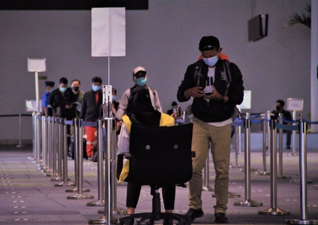 Para penumpang dari luar negeri yang tiba di Bandara Soekarno-Hatta, Cengkareng, mulai Minggu (19/9/2021) pukul 00.00 WIB, harus menjalani tes PCR. Langkah ini dilakukan untuk mencegah penularan Covid-19. 