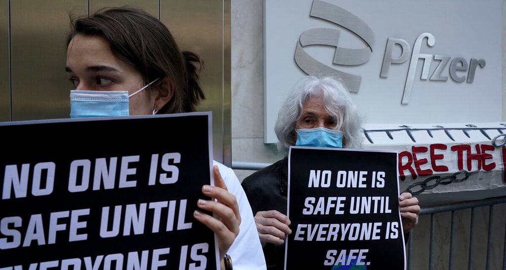 Volunteers supporting global health and justice hold a demonstration in front of Pfizer Headquarters in New York, United States, Thursday (11/3/2021). They called on pharmaceutical companies and President Joe Biden's government to commit to the equitable and fair distribution of the Covid-19 vaccine.