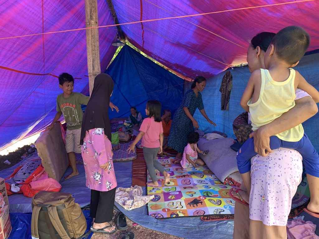 Suasana tenda pengungsian di Kampung Cibinong Garduh RT 004 RW 003, Desa Sirnagalih, Kecamatan Cilaku, Kabupaten Cianjur, Jawa Barat, Senin (28/11/2022).