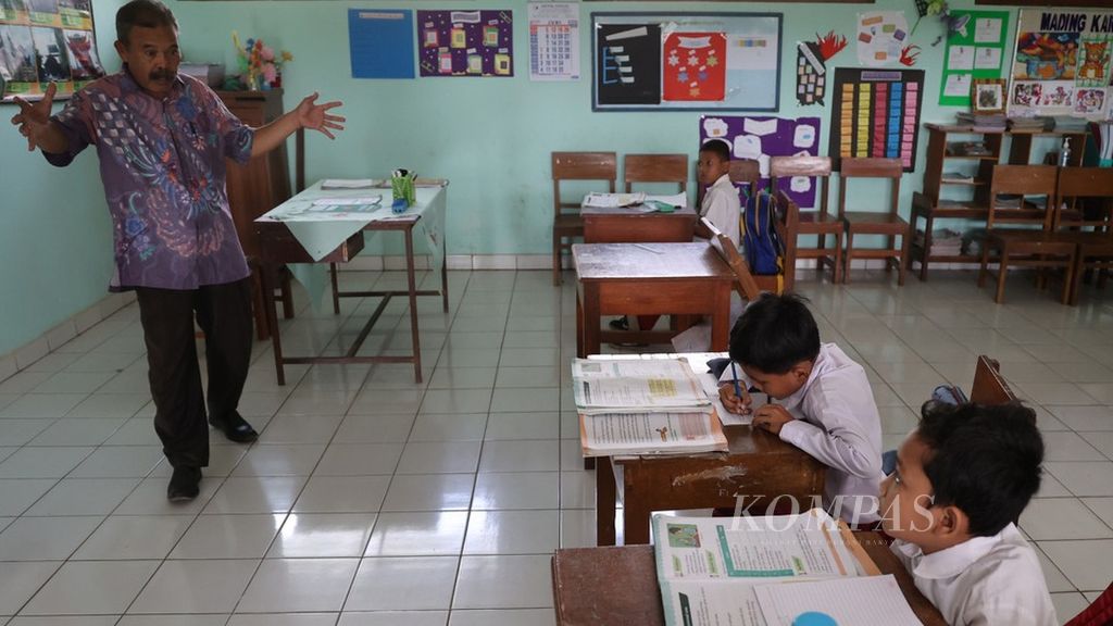 Murid kelas 2 mengikuti pelajaran di SD Negeri Banyurejo 4, Tempel, Sleman, DI Yogyakarta, Senin (18/7/2022). Murid baru di sekolah itu hanya tiga siswa anak sehingga total jumlah murid di sekolah itu berjumlah 29 murid.  