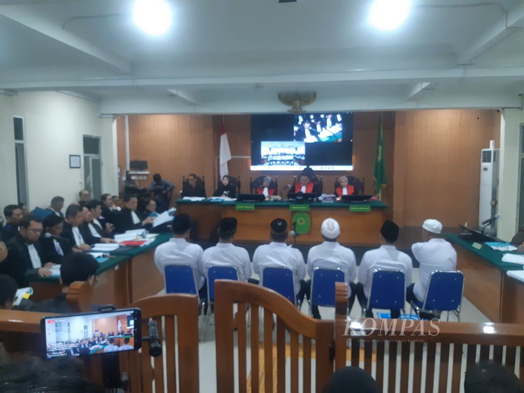 Sebanyak enam terpidana kasus pembunuhan Vina dan Muhammad Rizky menghadiri sidang peninjauan kembali atau PK di Pengadilan Negeri Cirebon, Kota Cirebon, Jawa Barat, Rabu (4/9/2024). 