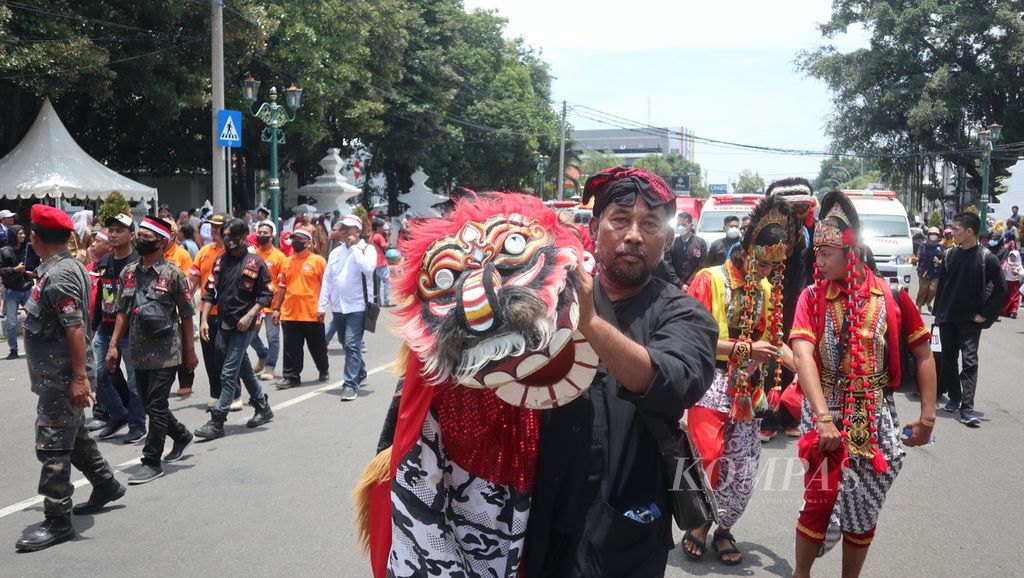 Kesenian berokan memeriahkan Kirab Merah Putih di depan Balai Kota Cirebon, Jawa Barat, Senin (6/3/2023). Kegiatan yang diikuti berbagai elemen masyarakat itu untuk membangkitkan rasa cinta Tanah Air.