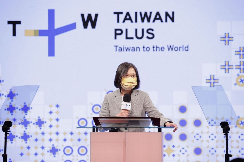 Presiden Taiwan Tsai Ing-wen berpidato dalam acara peluncuran saluran televisi Taiwan berbahasa Inggris, TaiwanPlus, di Taipei, Taiwan. Senin (3/10/2022). 
