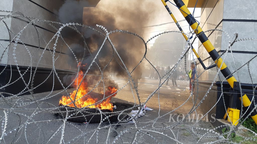 Demonstran membakar ban di depan gerbang Kantor Pemprov Lampung saat unjuk rasa menolak kenaikan harga BBM, Kamis (15/9/2022). 