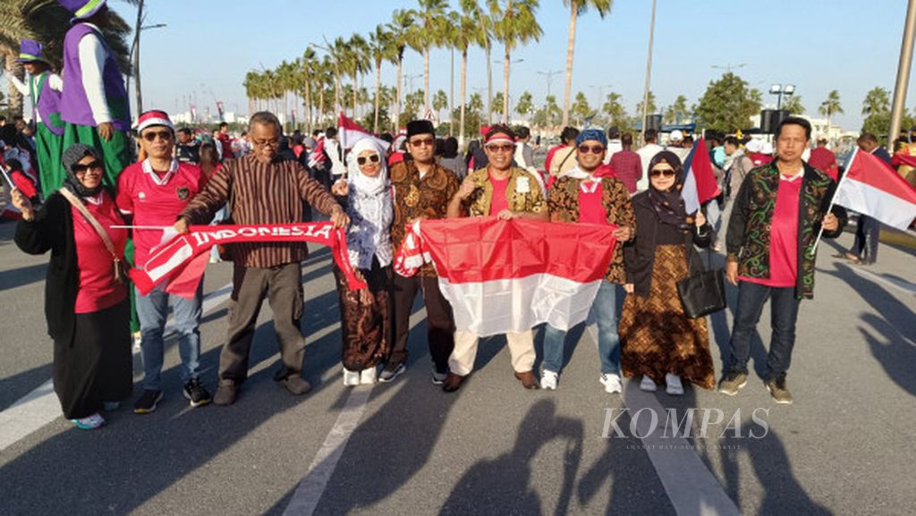 Warga Indonesia hadir untuk mendukung timnas sepak bola yang berlaga melawan Vietnam di babak penyisihan Grup D Piala Asia 2023 di Stadion Abdullah bin Khalifa, Doha, Qatar, Jumat (19/1/2024). 